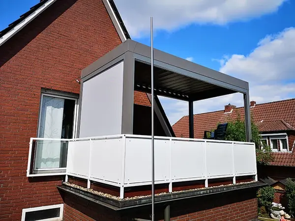 Moderner Balkon mit Pergola und Sichtschutz an einem Einfamilienhaus mit Ziegeldach.